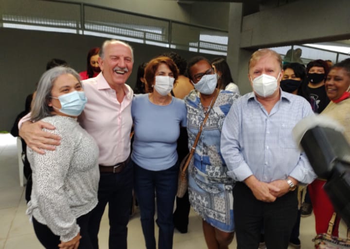 Piteri (vice-prefeito e secretário de obras) com Cilene Bittencourt (secretária da Administração) e Celso Furlan (secretário da educação) com colaboradores