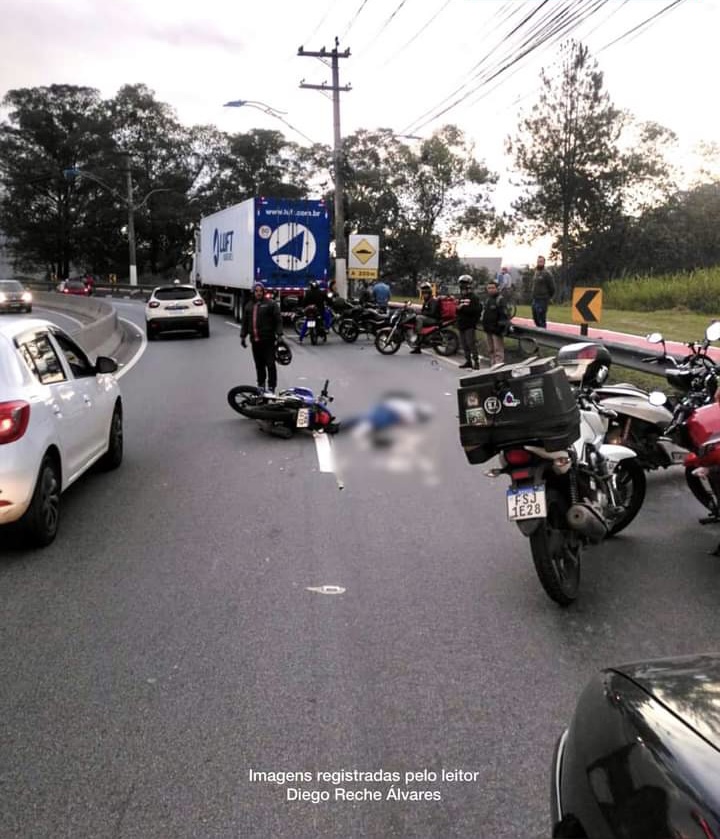 Motociclista fica ferido gravemente ao chocar-se contra caminhão na Castelo  Branco - Barueri na Rede